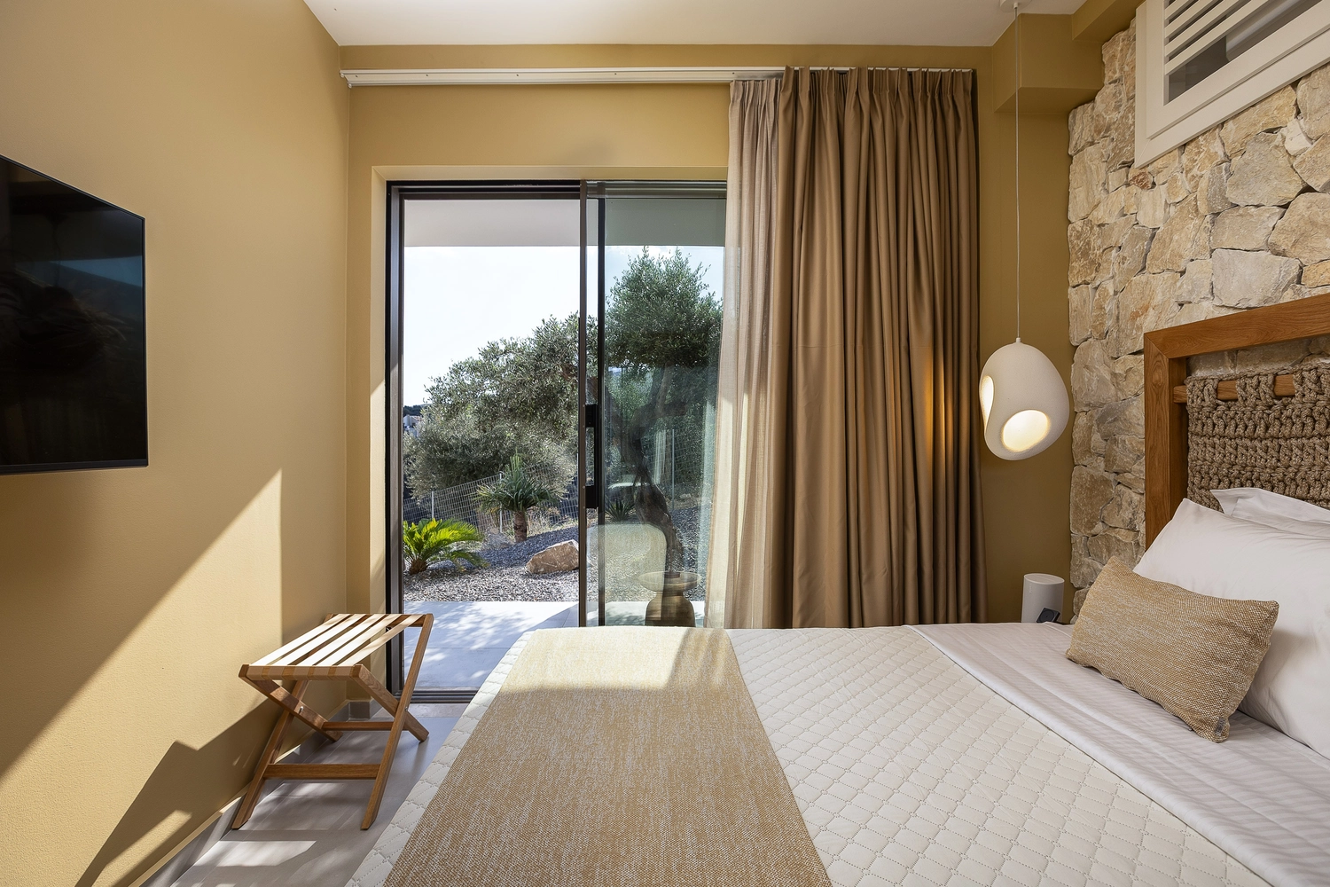Villa ANDRIOTIS – Schlafzimmer mit Zugang zum Garten