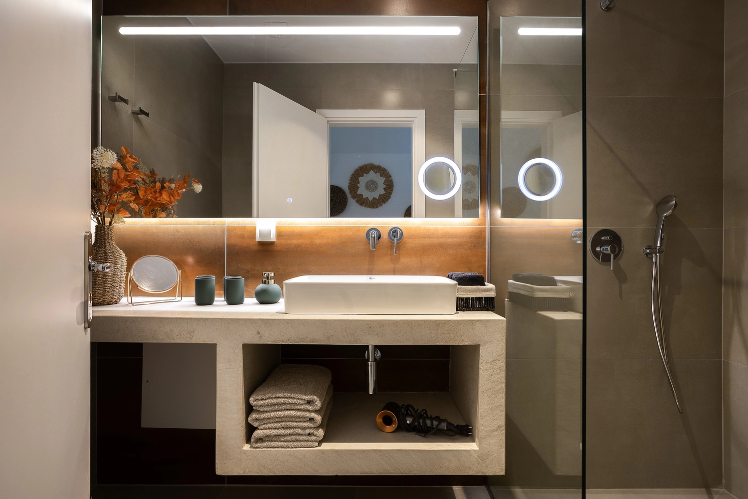 Villa ANDRIOTIS – Badezimmer mit Dusche und beleuchtetem Spiegel