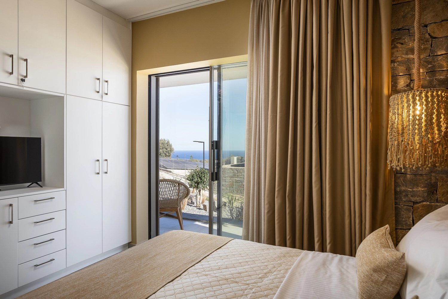 Villa ANDRIOTIS – Schlafzimmer mit Einbauschrank und Terrasse