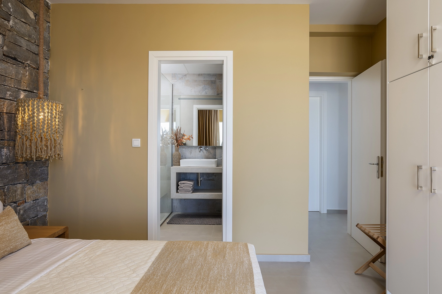 Villa ANDRIOTIS – Schlafzimmer mit Blick ins Bad