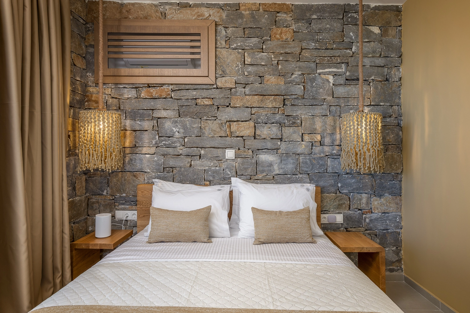 Villa ANDRIOTIS – Schlafzimmer mit Natursteinwand