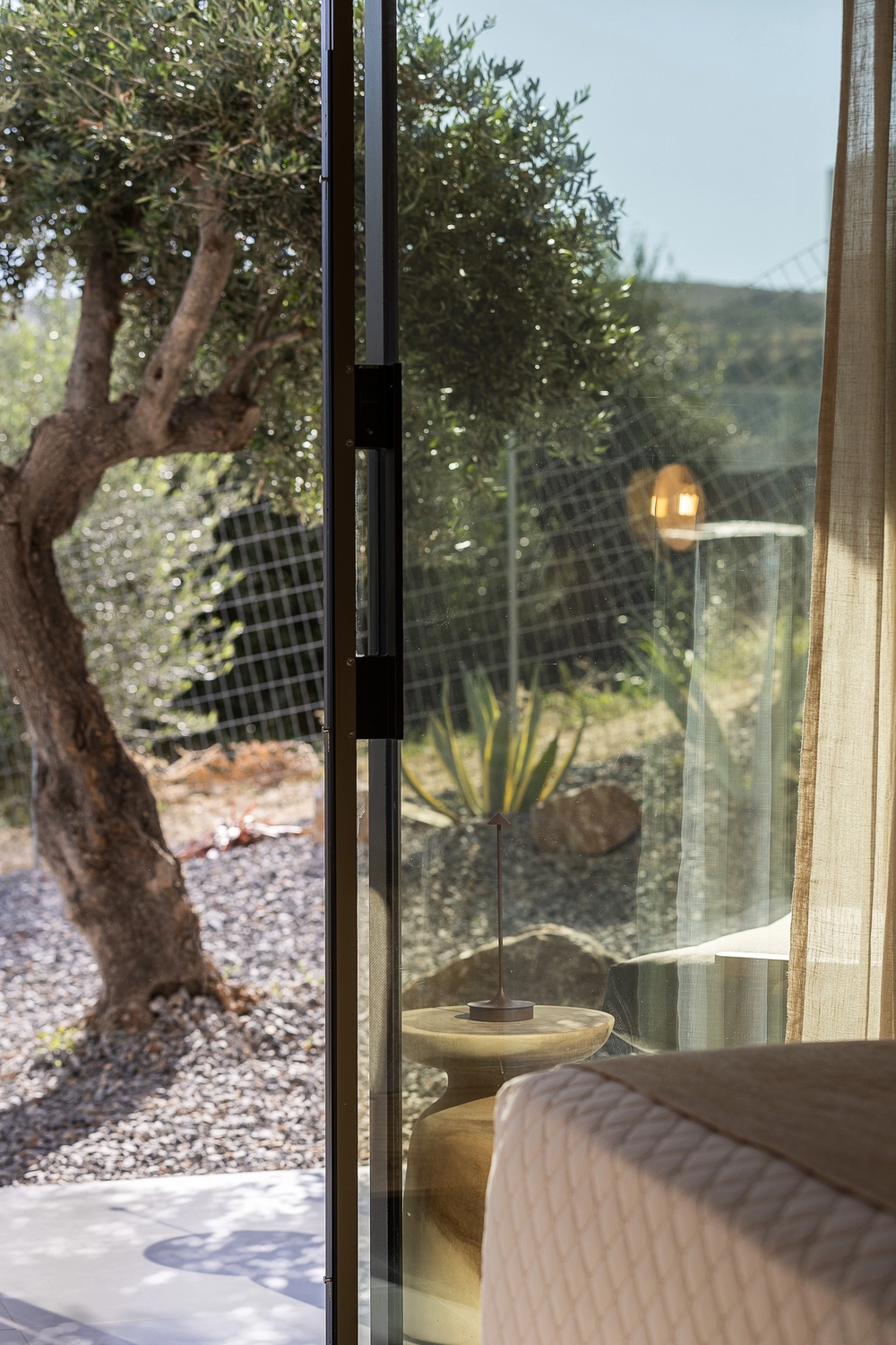 Villa ANDRIOTIS – Schlafzimmer mit Blick in den Garten