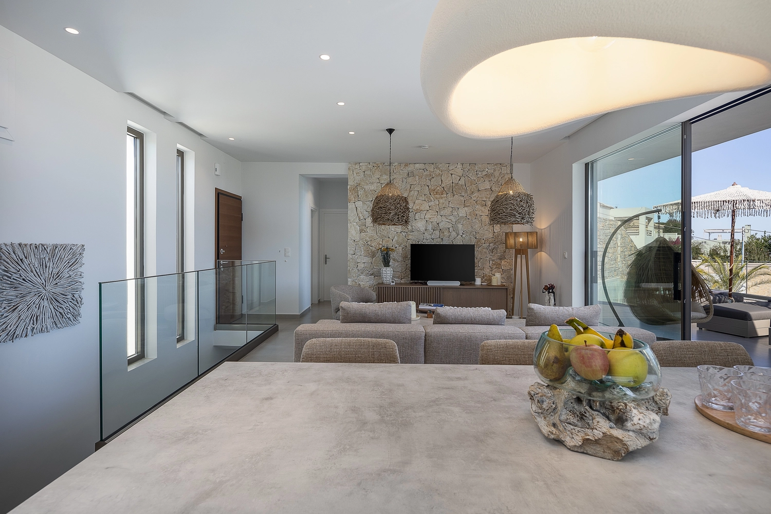 Villa ANDRIOTIS – Blick von der Küchentheke in den Wohnbereich