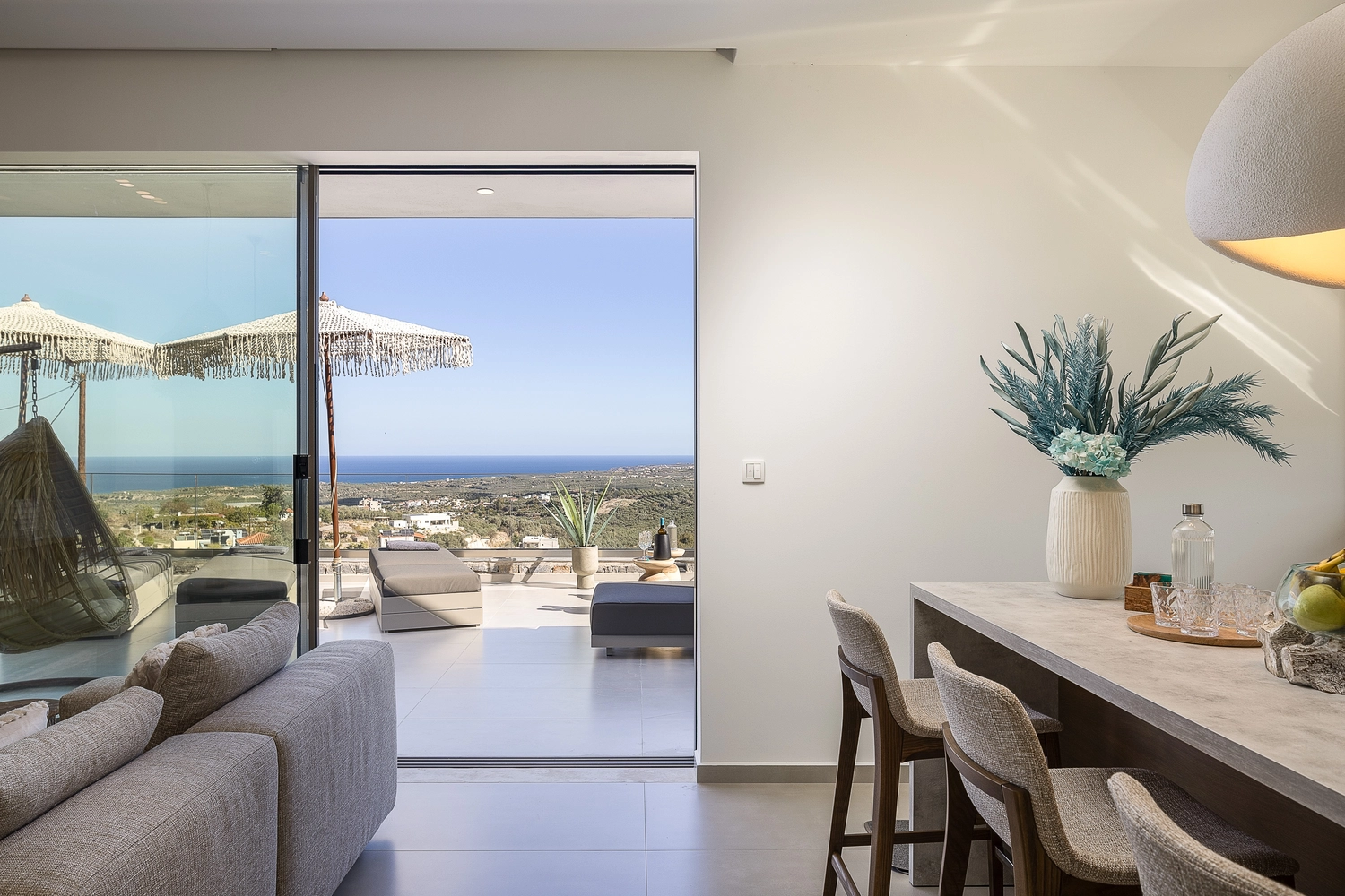 Villa ANDRIOTIS – Essbereich mit Blick auf Terrasse und Meer