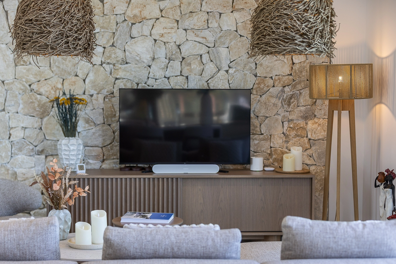 Villa ANDRIOTIS – Wohnbereich mit Natursteinwand