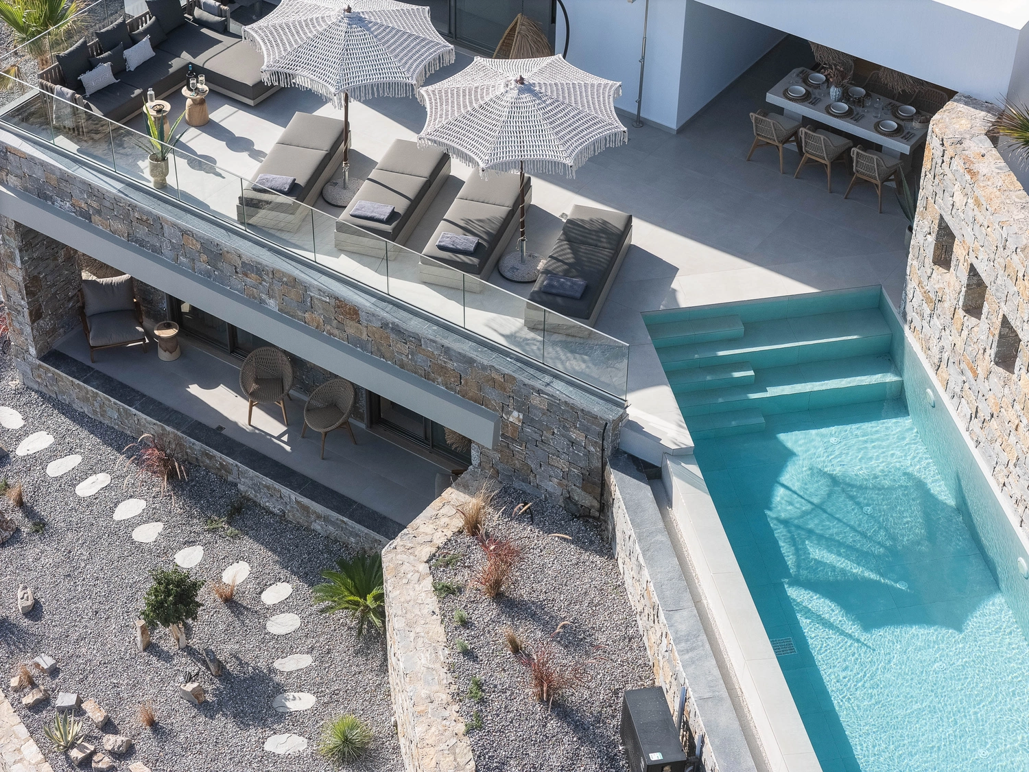Villa ANDRIOTIS – Pool und Terrasse von oben