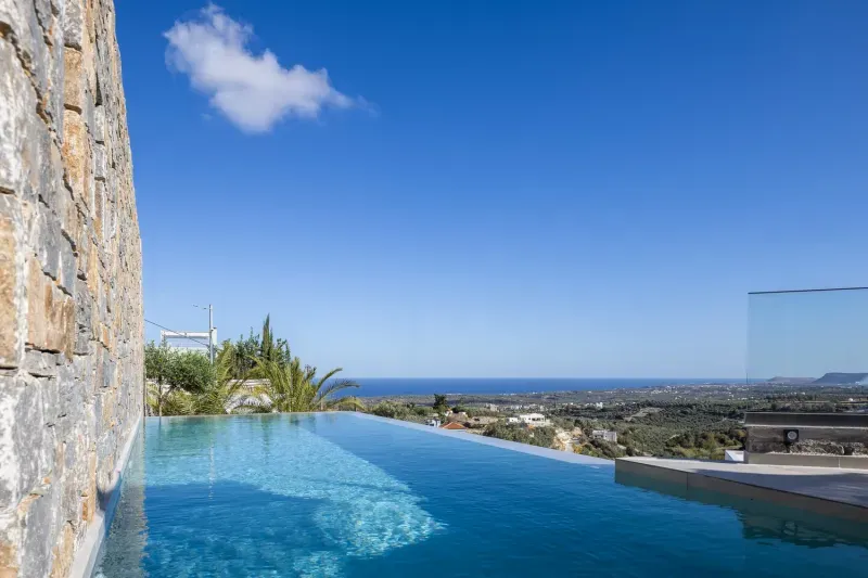 Privater Infinity-Pool der Villa ANDRIOTIS mit Blick über Agia Triada bis zum Meer