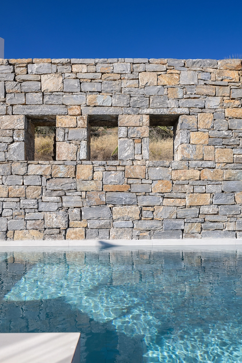 Villa ANDRIOTIS – Pool vor der Natursteinmauer
