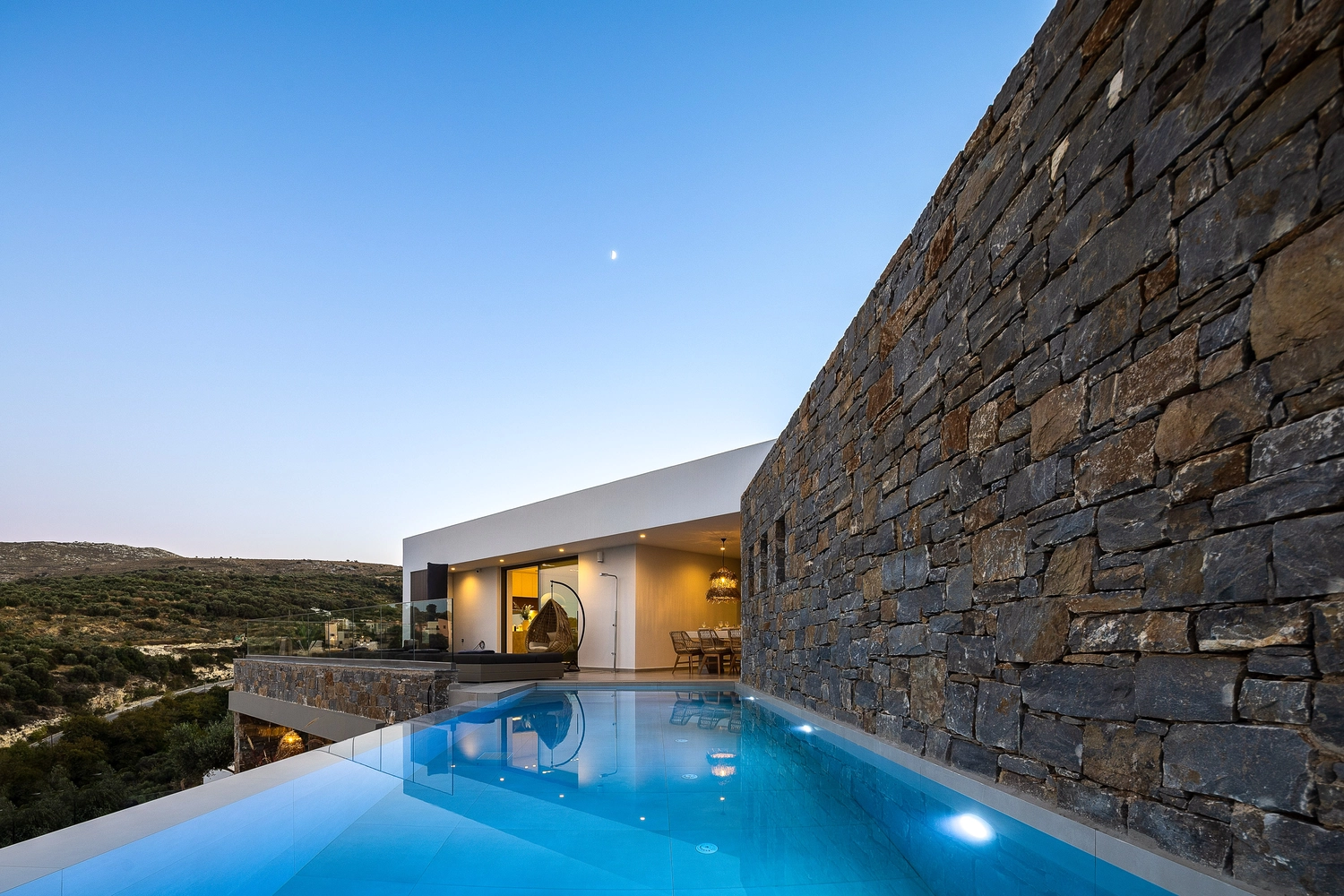 Villa ANDRIOTIS – Villa mit beleuchtetem Pool in der Abenddämmerung