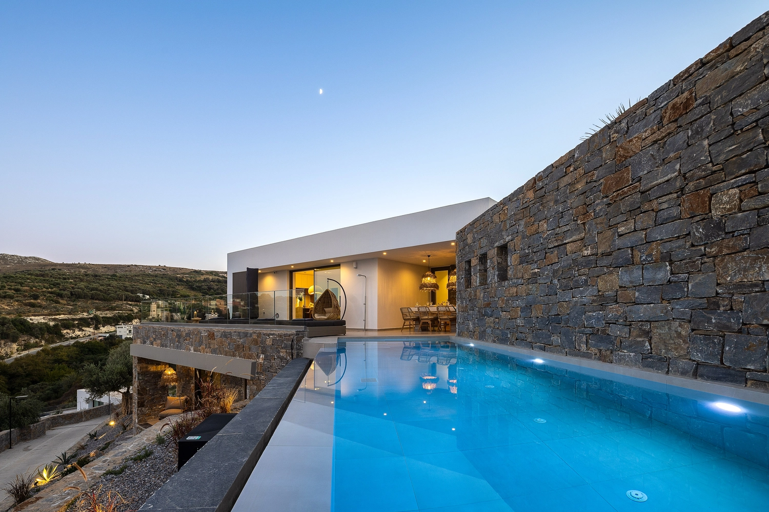 Villa ANDRIOTIS – Villa und Pool in der Abenddämmerung