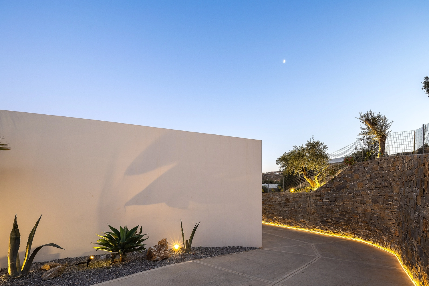 Villa ANDRIOTIS – Zufahrt und Außenanlage