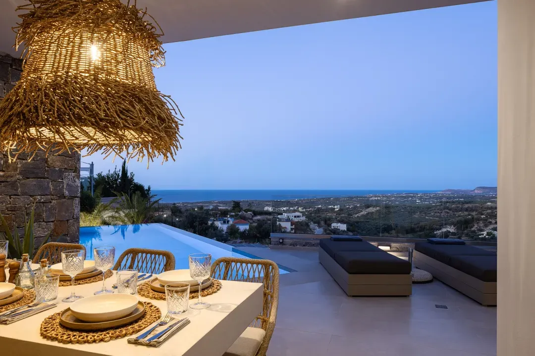 Terrasse der Villa ANDRIOTIS mit privatem Infinity-Pool und Meerblick bei Rethymno